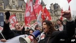Demonstranti ispred gradske skupštine u Parizu, 14. aprila 2023. (Foto: AP/Lewis Joly).
