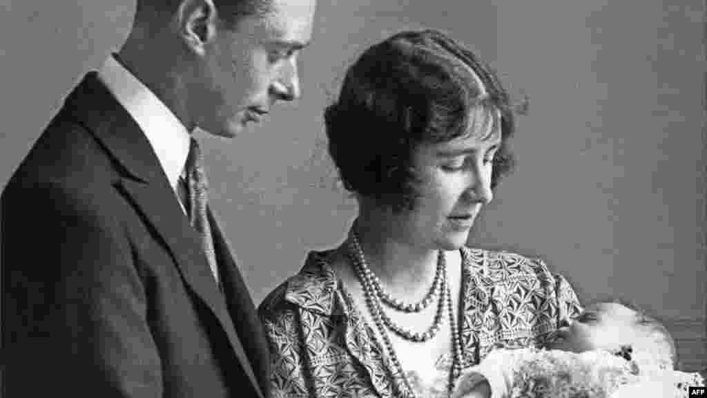 ព្រះអង្គម្ចាស់ក្សត្រី Elizabeth ប្រសូត្រនៅឆ្នាំ ១៩២៦ នៅទីក្រុងឡុងដ៍ ចក្រភពអង់គ្លេស ជារាជបុត្រីទីមួយរបស់អនាគតព្រះមហាក្សត្រ George VI និង និង Lady Elizabeth Angela Marguerite Bowes-Lyon។