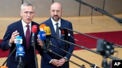 Генсек НАТО Йенс Столтенберг (слева) и президент Европейского совета Шарль Мишель на саммите ЕС, Брюссель, Бельгия, 29 июня 2023 г.