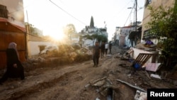Palestinci hodaju pored oštećenih kuća,nakon povlačenja izraelskih snaga iz Dženina, na okupiranoj Zapadnoj obali, 5. jula 2023.