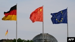 资料照：中国、德国和欧盟旗帜在德国柏林国会大厦外飘扬。