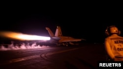 FILE - Sebuah jet tempur diluncurkan dari kapal induk Angkatan Laut AS USS Dwight D. Eisenhower saat melakukan serangan terhadap sasaran militer Houthi di Yaman, 3 Februari 2024. 9Angkatan Laut AS/Spesialis Komunikasi Massa Kelas 3 Janae Chambers/Handout via REUTERS)
