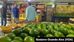 Clientes esperan para pagar sus compras en un negocio de venta de frutas, hortalizas, verduras y víveres en Maracaibo, en el occidente de Venezuela, en julio de 2023. La inflación promedio de los últimos 12 meses fue de 121%, según el OVF.