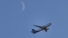 FILE - Sebuah pesawat milik perusahaan penerbangan Scandinavian Airlines System (SAS) bersiap melakukan pendaratan di bandara Heathrow, pinggiran ibu kota Inggris, Hammersmith, London barat, 15 Januari 2024 . (Foto oleh Adrian DENNIS/AFP)
