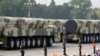 ARCHIVO - Vehículos militares que transportan misiles balísticos intercontinentales pasan por la Plaza de Tiananmen durante el desfile militar que marca el 70 aniversario de la fundación de la República Popular China, en Beijing, el 1 de octubre de 2019.