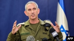 Juru bicara militer Israel Laksamana Muda Daniel Hagari berbicara dalam konferensi pers di Tel Aviv, pada 18 Oktober 2023. (Foto: AFP/Gil Cohen-Magen)