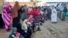 Warga Sudan yang mengungsi akibat perang, antre untuk menerima bantuan makanan di Gedaref, Sudan (foto: dok). 
