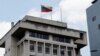 La bandera de Venezuela ondea sobre el edificio que alberga la embajada de Venezuela después de que el presidente de Venezuela, Nicolás Maduro, ordenara el cierre de la misión diplomática del ex vicepresidente Jorge Glas en Ecuador, en Quito, Ecuador, el 16 de abril de 2024. 