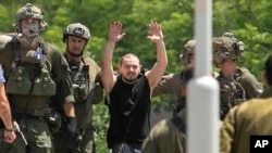 Foto Achiv: Almog Meir, 22 zan ke Hamas te kidnape an Izrayel 7 Oktob 2023, leve men li anle apre elikopte mennen li nan sant medikal Sheba a nan Ramat Gan, Izrayel, Samdi 8 Jyen 2024.