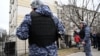 Un officier des forces de l'ordre russe devant le tribunal de Lefortovsky à Moscou, où Evan Gershkovich, journaliste américain travaillant pour le Wall Street Journal, a comparu le 30 mars 2023.
