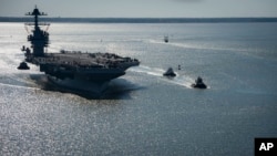 Kapal induk AS USS Gerald R. Ford sedang melakukan latihan manuver laut di Newport News, Virginia, 8 April 2017. (Foto:Mass Communication Specialist 2nd Class Ridge Leoni/U.S. Navy via AP)