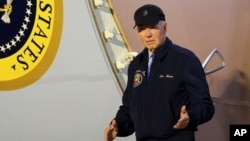 Президент Джо Байден спускается по трапу самолета на базе ВВС США Дувр в Делавэре, 17 июля 2024 года. 