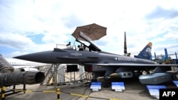 Esta fotografía tomada el 19 de junio de 2023 muestra el caza polivalente Eurofighter Typhoon exhibido en el Salón Aeronáutico Internacional de París en el Aeropuerto Le Bourget de París.