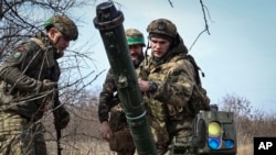 Украинские военные устанавливают противотанковое орудие (архивное фото)