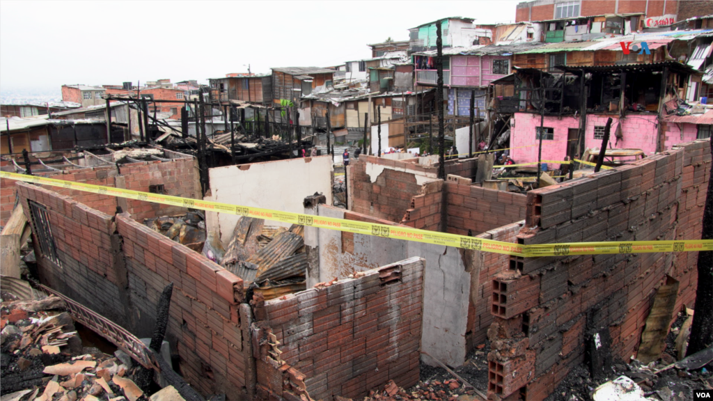 Las personas damnificadas por el incendio no lograron rescatar nada de sus casas y piden ayuda a las autoridades para poder volver a edificarlas.
