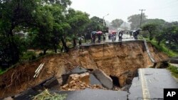 Barabara inayo iunganisha miji ya Blantyre na Lilongwe ikiwa imeharibiwa na mvua kubwa iliyosababishwa na Kimbunga Freddy huko Blantyre, Malawi, Machi 14 2023. Picha na Shirika la habari la AP /Thoko Chikondi.