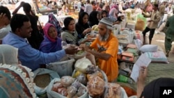Warga Pakistan membeli barang kebutuhan sehari-hari yang disubsidi pemerintah provinsi di Karachi, Pakistan, 12 April 2023. (Foto: AP)