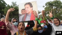 Para pendukung dan aktivis Partai Pakistan Tehreek-e-Insaf (PTI) berdemo untuk memprotes penahanan mantan perdana menteri Pakistan Imran Khan, di Karachi, Minggu, 27 Agustus 2023. (Foto: Arif Hassan/AFP)