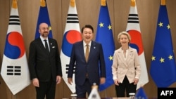 윤석열(가운데) 한국 대통령과 우르줄라 폰데어라이엔(오른쪽) 유럽연합(EU) 집행위원장, 샤를 미셸 EU 정상회의 상임의장이 22일 서울 용산 대통령실 청사에서 회동하고 있다. 