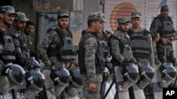 FILE - Pasukan paramiliter berjaga dengan perlengkapan antihuru-hara untuk memastikan keamanan menyusul serangan massa Muslim yang marah di kawasan Jaranwala dekat Faisalabad, Pakistan, yang dihuni warga Kristen, 17 Agustus 2023.