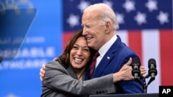 Potpredsednica Kamala Haris i predsednik Džo Bajden posle govora o zdravstvenoj zaštiti u Severnoj Karolini, 26. mart, 2024.(Foto: AP/Matt Kelley)