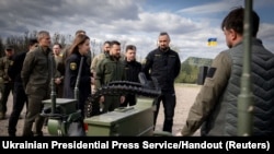 Президент Украины Владимир Зеленский осматривает образцы военной техники. Киев, апрель 2024 г. (архивное фото)