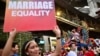 FILE - Seorang anggota komunitas LGBTQIA+ memegang plakat yang menyerukan kesetaraan pernikahan saat pawai "Pride" di Bangkok, 4 Juni 2023. Parlemen Thailand mengesahkan RUU pernikahan sesama jenis, 27 Maret 2024. (MANAN VATSYAYANA / AFP)