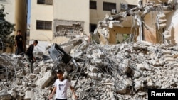Palestinska deca na ruševinama oštećene zgrade nakon izraelskih napada na Dženin, na okupiranoj Zapadnoj obali, 23. maja 2024.