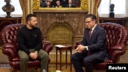 Спикер Палаты представителей Майк Джонсон и президент Украины Владимир Зеленский. Вашингтон, 12 декабря 2023 г. (архивное фото)