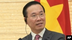 FILE - Presiden Vietnam Vo Van Thuong berbicara kepada media saat konferensi pers bersama dengan Perdana Menteri Jepang Fumio Kishida usai pertemuan mereka di kediaman resmi perdana menteri di Tokyo, Jepang, Senin, 27 November 2023. (Richard A. Brooks/Pool Foto via AP)