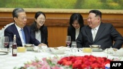 13일 북한 평양 노동당 중앙위원회 본부청사에서 김정은 북한 국무위원장과 자오러지 중국 전국인민대표대회 상무위원장을 접견하고 있다.