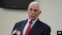 Antigo vice-Presidente Mike Pence fala com jornalistas em Charlestion North, Carolina do Sul, 2 March 2023