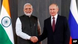 Presidente russo Vladimir Putin, à direita, e o primeiro-ministro indiano Narendra Modi