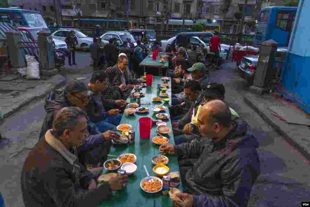 This charity iftar cut fresh fruit and salads from their menu in order to serve more lower-income worshippers, in Cairo, March 26, 2023. (Hamada Elrasam/VOA)