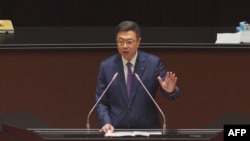 Perdana Menteri Taiwan Cho Jung-tai, dari Partai Progresif Demokratik (DPP) yang berkuasa, menyampaikan pidato kebijakan pertamanya dalam sesi di Parlemen di Taipei pada 31 Mei 2024. (Foto oleh Sam Yeh / AFP)