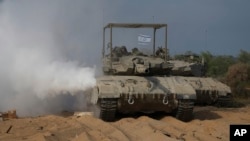 Tank Izrayelyen fe manev tou pre fwontye Izrael-Gaza a nan sid Izrayel, 13 Nov. 2023.