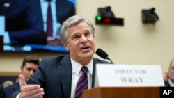 នាយក FBI លោក Christopher Wray ផ្តល់សក្ខីកម្មនៅចំពោះមុខគណៈកម្មាធិការសភា ក្នុងទីក្រុង Washington ថ្ងៃទី១២ ខែកក្កដា ឆ្នាំ២០២៣។