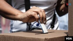Una votante venezolana participa en la elección primaria de la oposición en Caracas, el 22 de octubre del año pasado.
