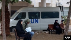 Warga Palestina duduk menanti di luar klinik yang didirikan oleh UNRWA di Rafah, wilayah selatan Jalur Gaza, pada 28 Januari 2024. (Foto: AFP)