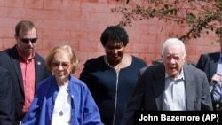 Mantan Presiden AS Jimmy Carter (kanan) dan istrinya Rosalyn hadir dalam sebuah kesempatan di Plains, Georgia, pada 18 September 2018. (Foto: AP/John Bazemore)