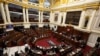 ARCHIVO - El jefe de gabinete de Perú, Alberto Otarola, habla en el Congreso mientras él y su gabinete enfrentan un voto de confianza en Lima, Perú, el 10 de enero de 2023.