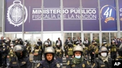 ARCHIVO - La policía hace guardia en las afueras de la Fiscalía mientras el entonces presidente peruano, Pedro Castillo, se encontraba en el interior. En Lima, Perú, el viernes 17 de junio de 2022.