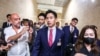 Politisi Pita Limjaroenrat (tengah) berjalan meninggalkan gedung parlemen setelah menggunakan suaranya dalam pemilihan ketua DPR Thailand, di Bangkok, pada 4 Juli 2023. (Foto: Reuters/Athit Perawongmetha)