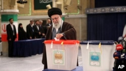علی خامنهای، رهبر ایران که رای دادن را یک مکلفیت دینی خوانده است، نخستین فردی بود که در انتخابات روز جمعه رای داد.