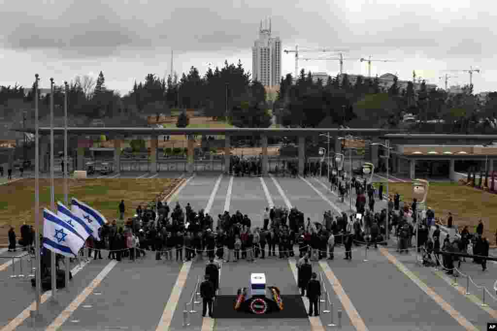 Israelis pass by the coffin of former Israeli Prime Minister Ariel Sharon at Knesset Plaza, Jerusalem, Jan. 12, 2014. 