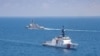 美国海军公布的图片显示美国海军“基德”号阿利·伯克级导弹驱逐舰与美国海岸警卫队“蒙罗”号传奇级巡逻舰在当地时间2021年8月27日例行穿越台湾海峡的国际水域。