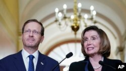 La presidenta de la Cámara de Representantes, Nancy Pelosi, demócrata por California, a la derecha, y el presidente de Israel, Isaac Herzog, a la izquierda, hablan con los periodistas el martes 25 de octubre de 2022 en el Capitolio de Washington. (Foto AP/Mariam Zuhaib)