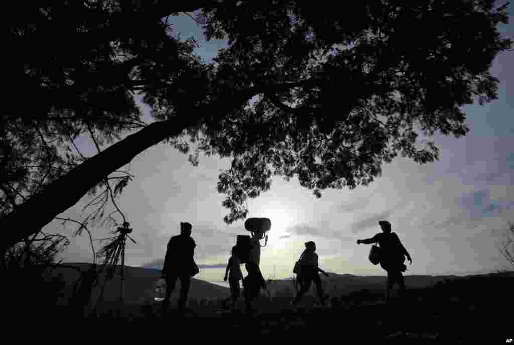 People use an illegal border crossing, known as a "tocha," to cross from Venezuela to Colombia, near Cucuta, Colombia.