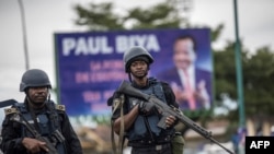ARCHIVES - La gendarmerie camerounaise patrouille sur la place Omar Bongo de Buea, capitale de la province du Sud-Ouest à majorité anglophone du Cameroun, le 3 octobre 2018. 