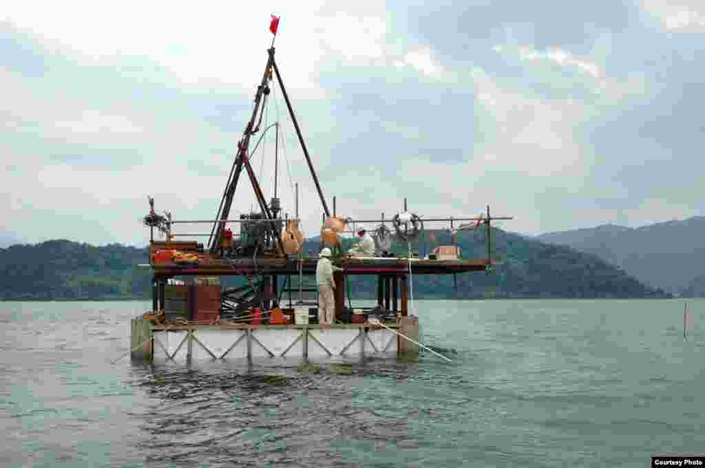 With sediment cores from Lake Suigetsu scientists can now date with great accuracy the entire radiocarbon lifespan. (Credit: Christopher Bronk Ramsey)